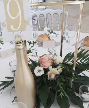 MARQUE-TABLE NUMERO BLANC ET OR
