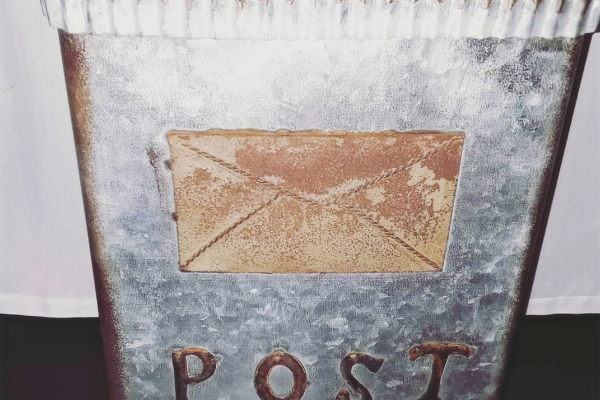 URNE MAILPOST en métal 