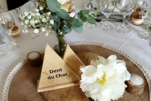 MARQUE-TABLE ORIGINAL EN BOIS FORME TRIANGLE