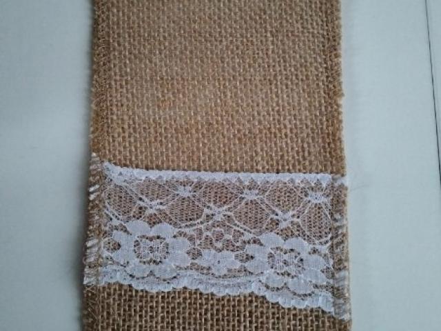 POCHETTES PORTE-COUVERTS EN TOILE DE JUTE AVEC DENTELLE BLANCHE